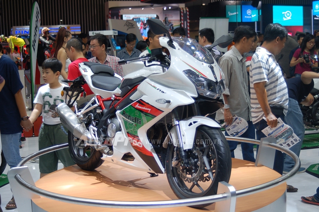
Cùng với việc ra mắt mẫu naked bike cỡ nhỏ TNT Naked T-135, Benelli còn giới thiệu sportbike ấn tượng Tornado 302 trong triển lãm mô tô xe máy Việt Nam 2016. Mẫu mô tô thể thao này được trưng bày ở giữa gian hàng của Benelli nên đã trở thành tâm điểm.
