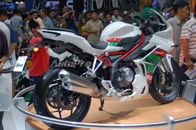 
Tornado 302 được xem như phiên bản sportbike của chiếc Benelli BN302 từng gây sốc vì mức giá 108 triệu Đồng trong giới biker Việt.
