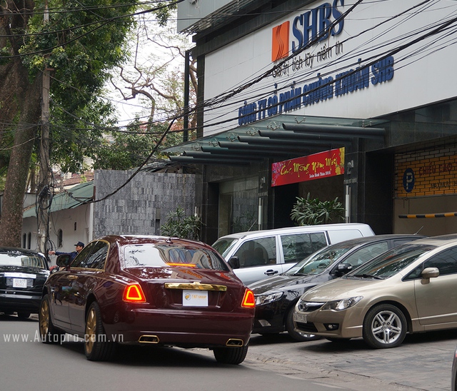 
Chiếc xe Rolls-Royce Golden Ghost dừng đỗ trước cửa tập đoàn T&T tại Hà Nội.
