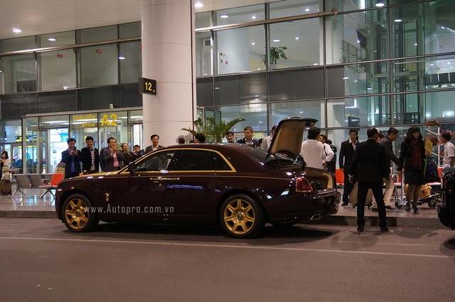 
Theo một số tin đồn, chiếc xe Rolls-Royce Ghost phiên bản mạ vàng độc nhất Việt Nam này được tập đoàn T&amp;T Group sử dụng để đưa đón khách VIP.
