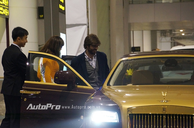 
Ông Asensi lên chiếc Rolls-Royce Ghost mạ vàng để về khách sạn.
