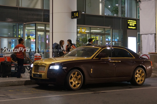 
Chiếc xe Rolls-Royce Ghost mạ vàng độc nhất Việt Nam chờ đón ông Xavier Asensi tại sân bay Nội Bài.
