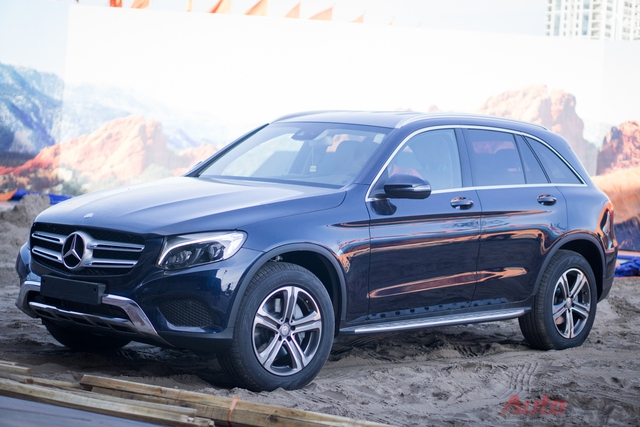 Mercedes-Benz GLC 250 đứng giữa sân khấu ngoài trời.