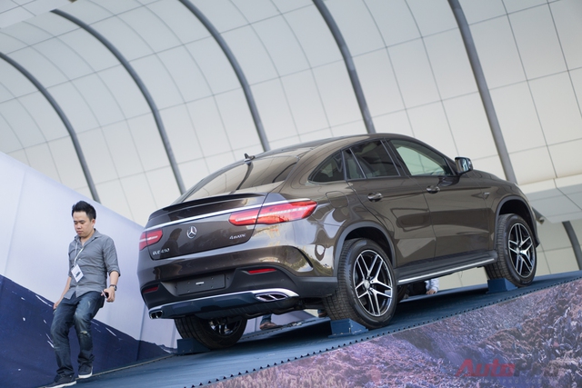 Mercedes-Benz GLE 450 4MATIC với phong cách trưng bày đậm chất ngôi sao 3 cánh.