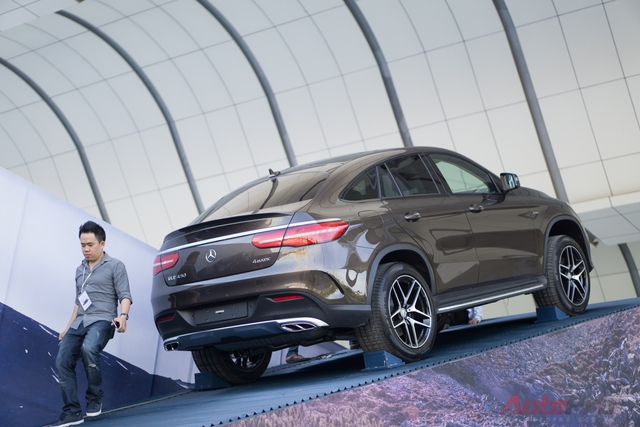 
Mercedes-Benz GLE 450 4MATIC với phong cách trưng bày đậm chất ngôi sao 3 cánh.
