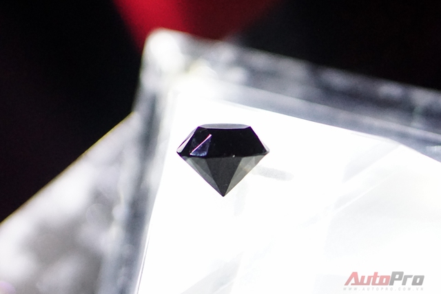 
Theo thông báo của đơn vị phân phối, viên kim cương đen quý báu này có trọng lượng ban đầu lên tới 421 carat. Sau quá trình gọt rũa để đạt hình dáng như hiện tại, trọng lượng còn lại 88 carat.
