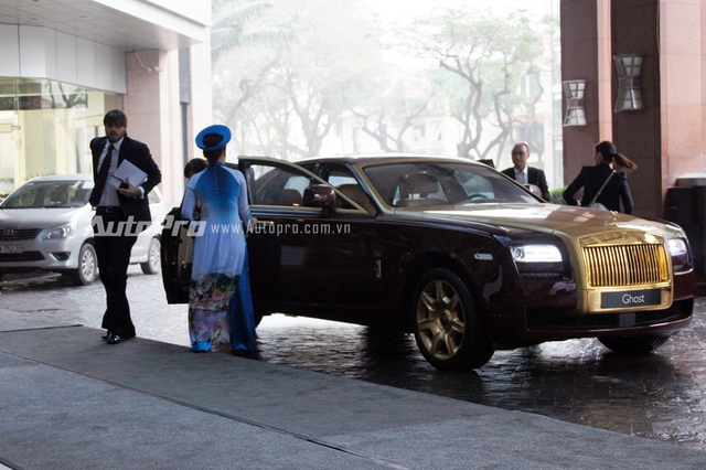 
Chiều ngày 8/3, chiếc xe Rolls-Royce Ghost mạ vàng tiếp tục làm nhiệm vụ đón đưa ông Asensi đến buổi ký kết với đại diện SHB tại khách sạn Melia.
