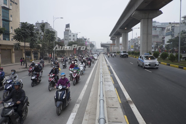 
Ban đầu, nhiều phương tiện vẫn chưa quen đi xuống hầm chui nên trên mặt đường Nguyễn Trãi vẫn khá đông xe qua lại.
