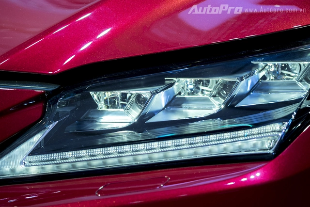 
Lexus RX350 2016 được trang bị dải đèn báo rẽ 18 bóng LED. Không chỉ hoạt động như thiết bị báo rẽ thông thường, dải đèn còn phát sáng tuần tự từ trong ra ngoài, tạo hiệu ứng ánh sáng thông báo chuyển hướng trực quan cho người lái các phương tiện khác.
