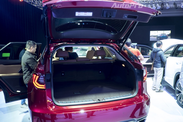 
Điểm mới ấn tượng của RX 2016 là cửa hậu điều khiển điện cảm ứng, lần đầu có trên xe Lexus. Nhờ đó, người sử dụng dễ dàng mở cửa cốp sau khi đặt tay gần logo Lexus mà không cần chạm vào. Tính năng này rất thuận tiện trong tình huống người sử dụng đang xách đồ hoặc cánh cửa ướt bẩn.
