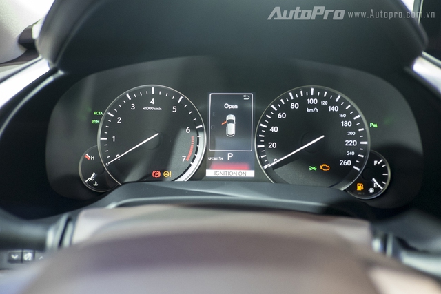 
Đồng hồ phía sau vô lăng được chia làm 5 vùng hiển thị các thông tin của xe như nhiệt độ động cơ, báo nhiên liệu hay tốc độ.
