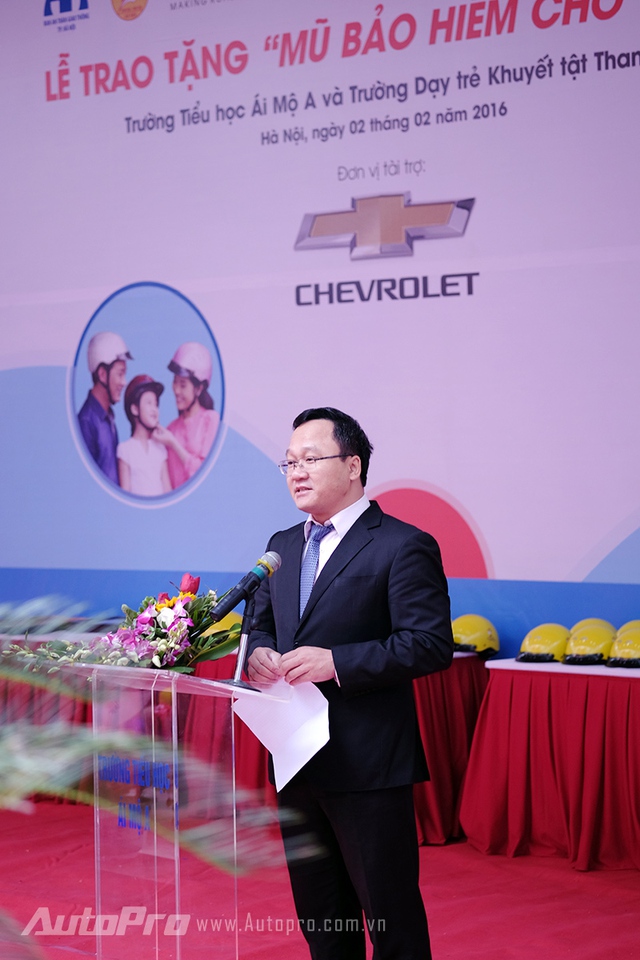 
Ông Khuất Việt Hùng phát biểu về sự an toàn khi đội mũ bảo hiểm đúng quy cách cho trẻ em.
