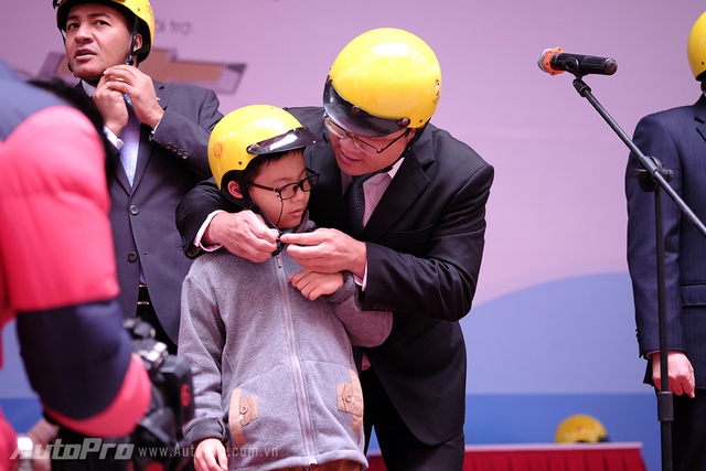 
Quy tắc 2 ngón tay khi đội mũ mà ông Khuất Việt Hùng nêu ra giúp các em nhỏ nhanh chóng hiểu được cách đội mũ đúng bảo hiểm đúng quy chuẩn.
