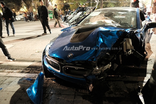
Chiếc BMW i8 màu xanh ngọc một lần nữa lại gặp tai nạn tại Hà Nội.
