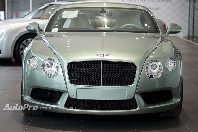 
Phần đầu xe vẫn giữ triết lý thiết kế đặc trưng của dòng xe Bentley với lưới tản nhiệt cỡ lớn, logo chữ B với đôi cánh nổi bật ngay trên nắp ca-pô và cụm đèn phía trước hình tròn vát.
