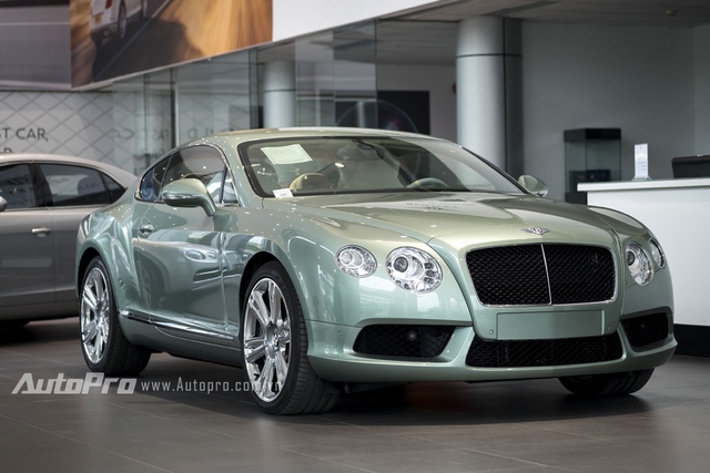 
Chiếc Bentley Continental GT V8 mới được nhập khẩu chính hãng về Việt Nam mang màu xanh ngọc lục bảo khá đẹp mắt và độc đáo.
