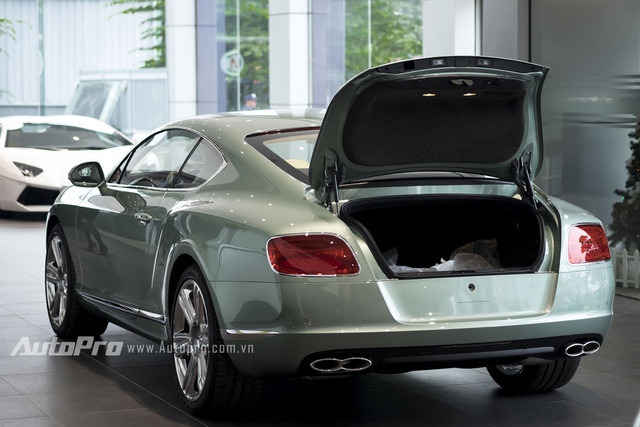 
Cốp xe lớn được mở bằng cách bấm nhẹ vào logo Bentley phía sau.
