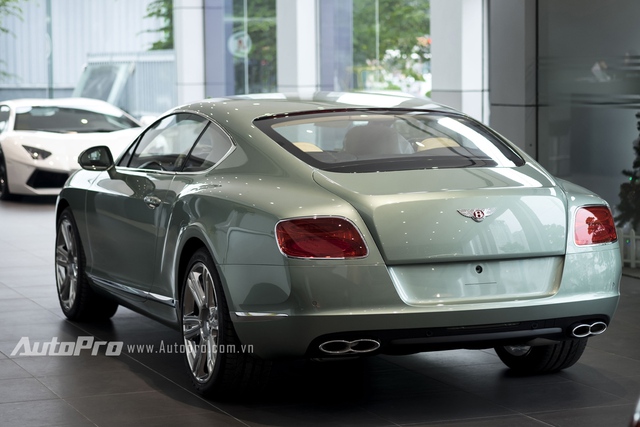 
Bentley Continental GT V8 có kiểu dáng thể thao nên phần đuôi xe được vuốt thuôn về phía sau .
