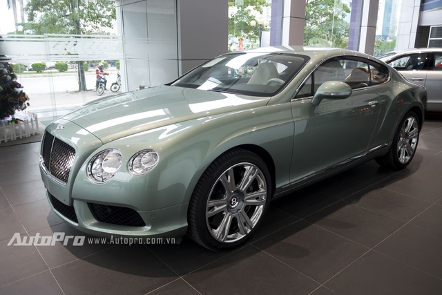 
Theo thông tin từ nhà nhập khẩu, chiếc Bentley Continental GT V8 này sở hữu màu sơn ngoại thất khá độc đáo cùng một số tuỳ chọn cá tính bên trong giúp xe có điểm nhấn riêng.
