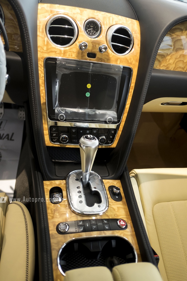 
Bảng điều khiển trung tâm với màn hình LCD cỡ lớn, các nút điều chỉnh, cần số quen thuộc trên xe Bentley và đồng hồ chỉ giờ dạng cơ vốn là đặc trưng của dòng ô tô hạng sang. Tuy nhiên, trong chiếc xe Bentley Continental GT V8 này, cần số tiêu chuẩn đã được thay thế bằng loại thể thao cho phù hợp với thiết kế của xe.
