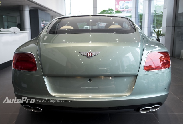 
Nhìn từ phía sau, Bentley Continental GT V8 vẫn giữ dáng vẻ bề thế của một chiếc xe cao cấp với đèn hậu to bản và cặp ống xả kép cách điệu từ logo chữ B. Đèn hậu hình chữ nhật nhưng được làm mềm nét cùng công nghệ LED mang lại cảm giác đơn giản mà cao cấp.
