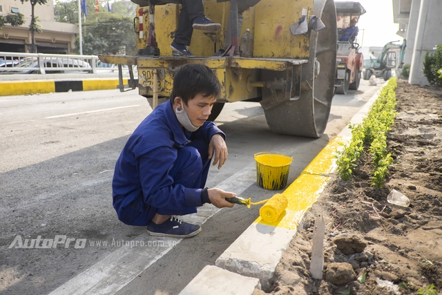 
Sơn phản quang trên các dải phân cách cũng đang được hoàn thiện.
