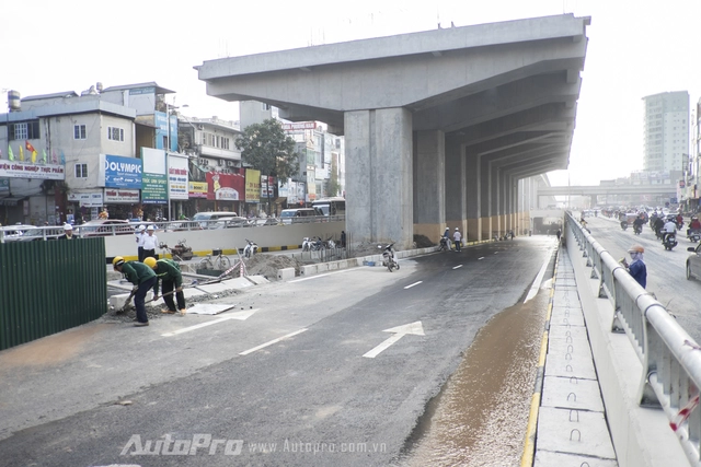 
Đường sắt trên cao đi dọc theo chiều dài của hầm chui Nguyễn Trãi - Khuất Duy Tiến khiến việc thi công gặp nhiêu khó khăn do trùng lắp mặt bằng.
