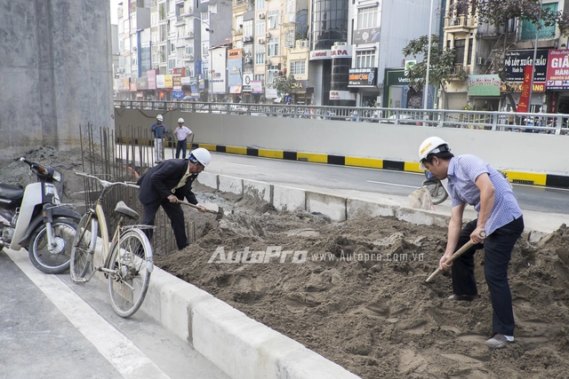 
Một số cán bộ chỉ đạo cũng xuống làm cùng công nhân để đẩy nhanh tiến độ dọn dẹp.
