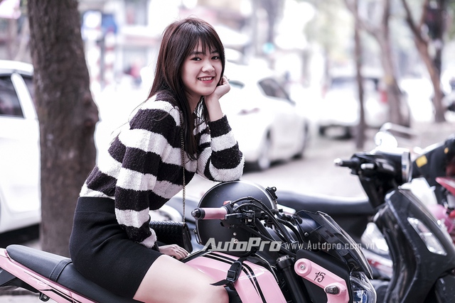
Cô nàng 9X Hà Thành cùng chiếc xe Honda MSX125 được khoác bộ cánh hồng Hello Kitty.

