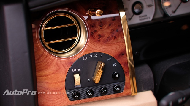 
Nút điều khiển hệ thống đèn chiếu sáng và cửa gió điều hòa bên lái mạ vàng bóng.
