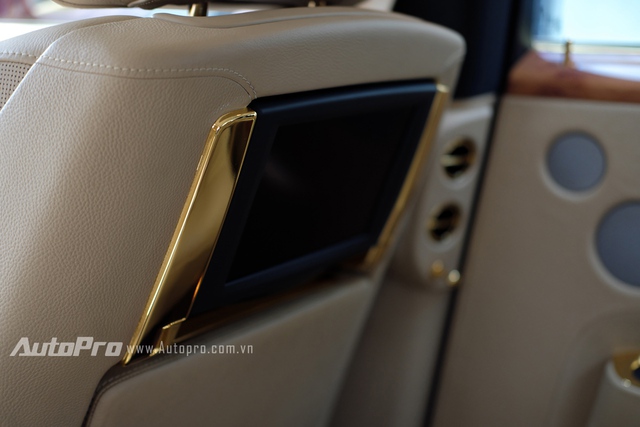 
Trên xe Rolls-Royce Goldend Ghost có màn hình thông tin và tất nhiên cũng được mạ vàng.
