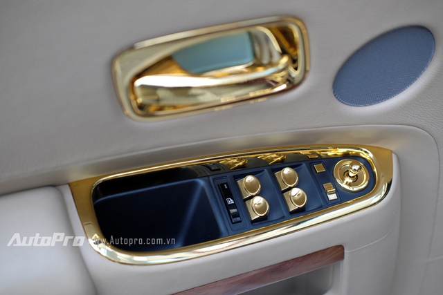 Các nút bấm điều khiển nằm trên cánh cửa xe Rolls-Royce Golden Ghost cũng không bị lãng quên dù những chi tiết này dễ bị hao mòn theo thời gian sử dụng.