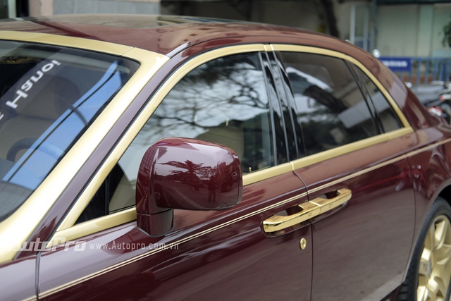 Chiếc Rolls-Royce Ghost còn đi kèm đường coachline kép màu vàng.