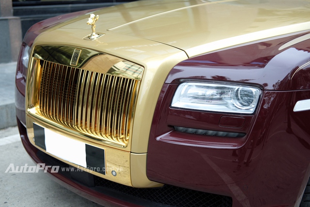 
Chiếc Rolls-Royce Ghost được sơn màu đỏ mận chín. Đối lập với màu sơn là những chi tiết mạ vàng như lưới tản nhiệt, nắp capô, biểu tượng “thiếu phụ bay”, la-zăng, viền cửa sổ và nắp cốp sau. Trong khi nhiều chi tiết được mạ vàng bóng thì khu vực từ nắp capo kéo dài lên tới hết kính lái của xe và vành la-zăng lại được mạ vàng mờ tạo sự tương phản.
