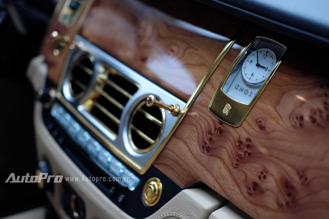 
Đồng hồ báo giờ dạng cơ là tiêu chuẩn của những chiếc xe hạng sang như Rolls-Royce.
