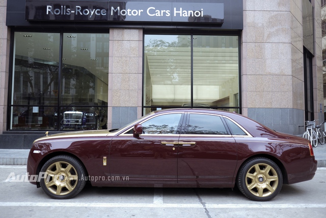 
Vào hồi tháng 12/2013, giới chơi xe trong nước từng xôn xao trước hình ảnh chiếc xe sang Rolls-Royce Ghost mạ vàng của một đại gia tại Hà Nội. Theo một số nguồn tin, đây là chiếc Ghost mạ vàng chính hãng theo tiêu chuẩn của showroom Rolls-Royce Motor Cars Hà Nội và có tên riêng Golden Ghost.
