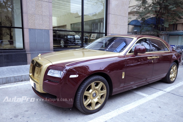 
Chiếc Golden Ghost được chủ tịch Rolls-Royce Motor Cars Hanoi là ông Đoàn Hiếu Minh đích thân đặt hàng dựa trên cảm hứng từ The Yellow Rolls-Royce, bộ phim giúp ông biết đến Rolls-Royce từ nhiều năm trước.
