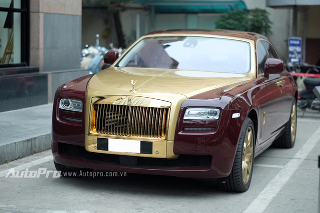 
Chiếc xe sau đó được Rolls-Royce gửi sang Đức và được hãng độ xe danh tiếng Real Gold Group mạ vàng 24 carat theo phương pháp nhúng để đảm bảo chất lượng bề mặt mạ. Thời gian sản xuất tại Anh và mạ vàng tại Đức kéo dài hơn một năm với kết quả vượt xa mong đợi.
