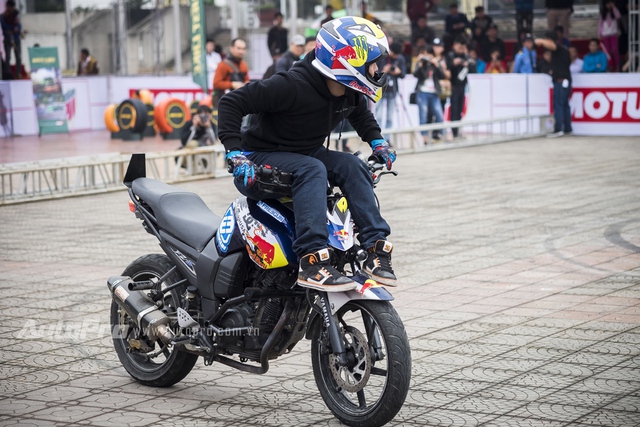 
Một stunter Việt biểu diễn kỹ thuật của mình cùng chiếc Yamaha FZ-S.

