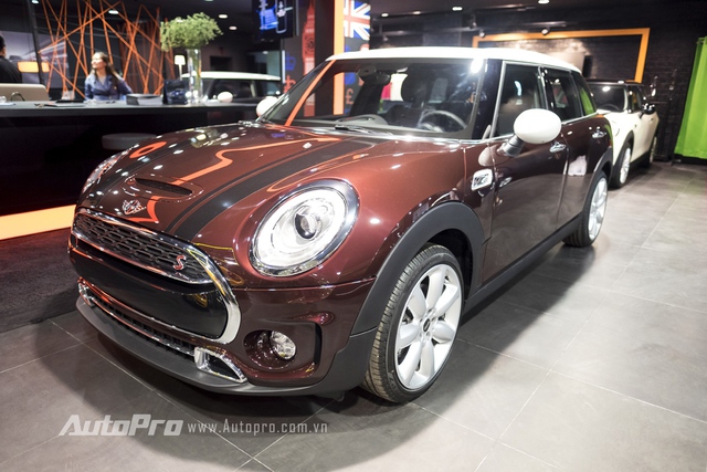 
Mini Clubman 2016 vẫn giữ những đường nét truyền thống mang tính thương hiệu của mình như đèn pha dạng gáo tròn sử dụng công nghệ bi xenon và đèn định vị ban ngày chạy vòng quanh dạng LED.
