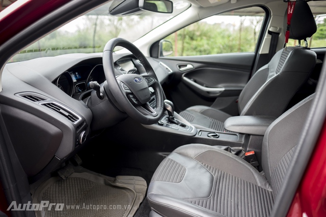 
Không gian nội thất bên trong Ford Focus Ecoboost là sự kết hợp giữa da và nỉ.

