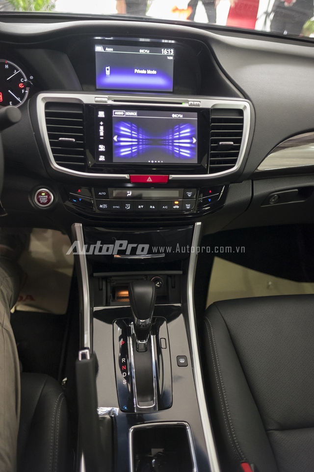
Bảng điều khiển trung tâm của Honda Accorrd 2016 với hệ thống điều hoà tự động 2 vùng và màn hình cảm ứng 7 inch.
