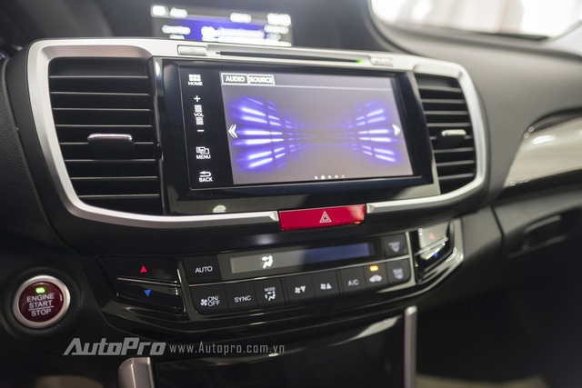 
Với màn hình cảm ứng kích thước 7 inch, Honda Accord 2016 có thể kết nối với các điện thoại thông minh sử dụng hệ điều hành iOS và Android. Điều này cho phép người lái nghe nhạc, gọi điện thoại, sử dụng bản đồ… mà không cần thao tác trên điện thoại hay sử dụng hệ thống dẫn đường Sygic qua kết nối HDMI.
