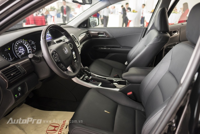 
Nội thất bên trong Honda Accord 2016 là sự kết hợp giữa da và các chi tiết nhựa vân gỗ. Sự kết hợp này mang lại cảm giác lịch sự vừa đủ cho mẫu xe sedan hạng D này.
