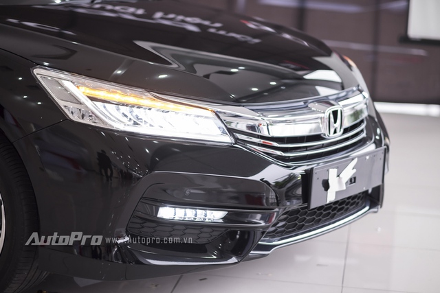 
Nâng cấp đáng giá cho hệ thống chiếu sáng trên Honda Accord 2016 chính là đèn định vị dạng LED. Ngoài ra, hốc đèn sương mù cũng được tái thiết kế, mang lại cảm giác khoẻ khoắn hơn cho mẫu xe này.
