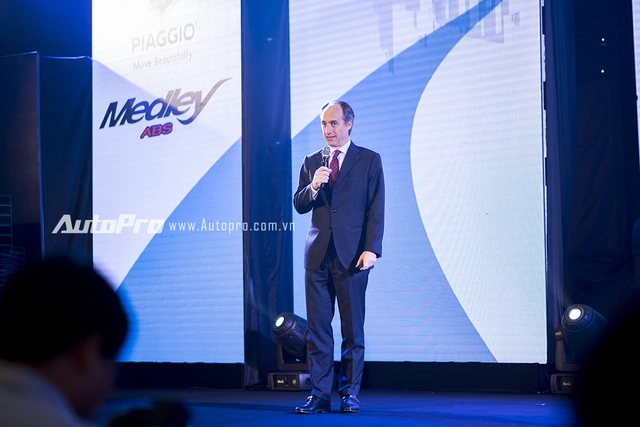 
Tổng giám đốc Piaggio Việt Nam, ông Costantino Sambuy, đã hé lộ việc sẽ giới thiệu 2 thương hiệu mô tô Aprilia và Moto Guzzi tại thị trường trong nước.
