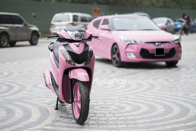 
Thời gian để hoàn thành việc sơn chiếc xe Honda SH màu hồng Hello Kitty là 1 tuần cùng chi phí 5 triệu Đồng.
