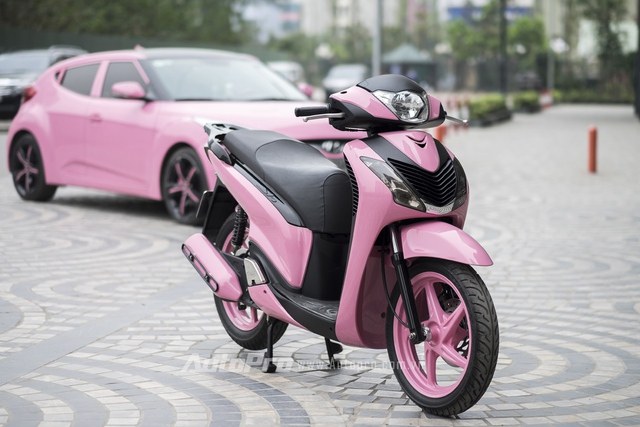 
Để hoàn thành việc chuyển Honda SH sang màu hồng Hello Kitty, Thanh Mai đã phải đưa chiếc xe vào xưởng để các kỹ thuật viên lên khung các vị trí màu và pha màu theo mã màu tương tự Hyundai Veloster của cô. 
