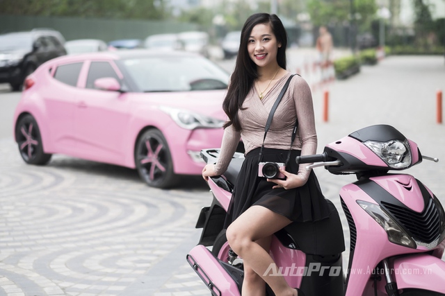 
Sau Hyundai Veloster màu hồng Hello Kitty đầy bắt mắt, bà mẹ 9X, Đặng Thanh Mai, lại tiếp tục khiến nhiều người mắt chữ A mồm chữ O khi đem chiếc xe Honda SH của mình đi sơn lại.
