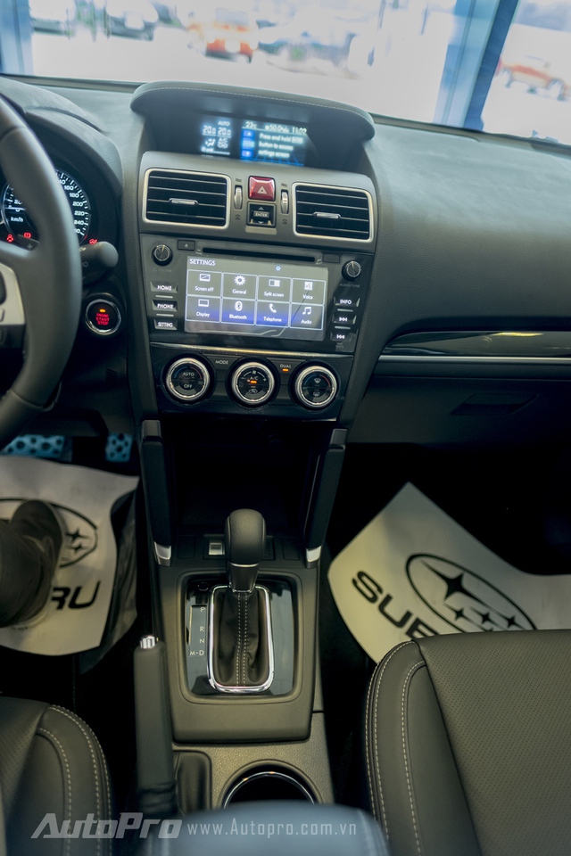 
Subaru Forester được trang bị màn hình LCD TFT cảm ứng và các nút bấm dạng cảm ứng.
